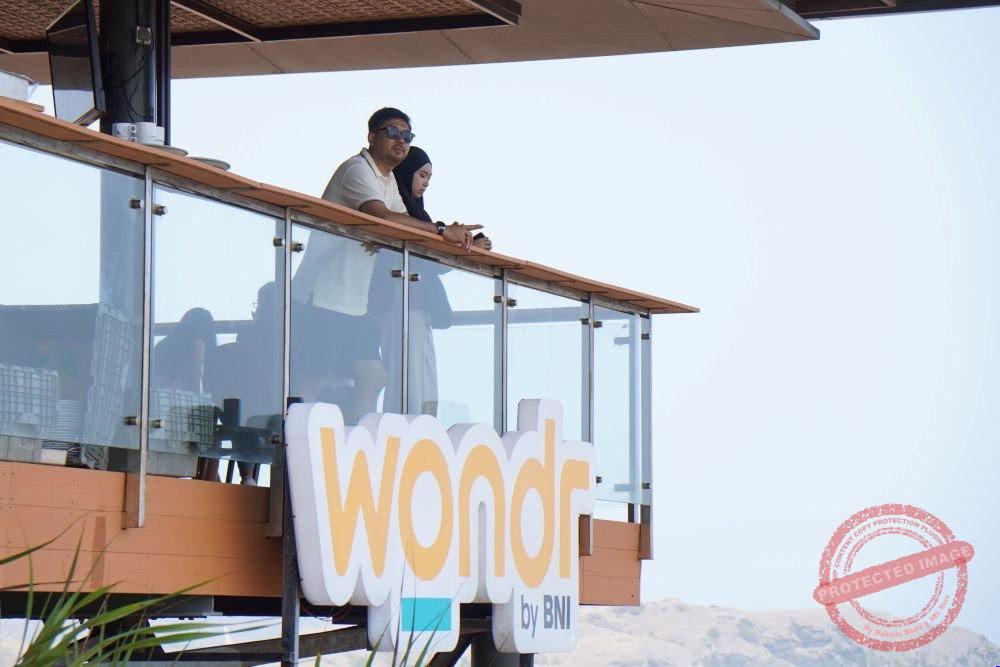 Apresiasi Nasabah — Nasabah BNI menonton MotoGP dari Bukit 360 Mandalika dengan panorama lintasan dan kawasan Mandalika