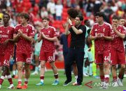 Kartu Merah Gravenberch jadi Titik Balik Liverpool Dihajar Man City — Pelatih Liverpool Andoni Iraola memberi instruksi di pinggir lapangan saat melawan Manchester City