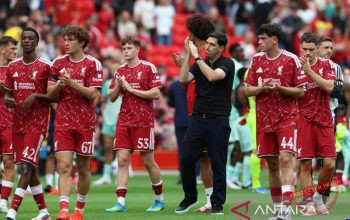 Kartu Merah Gravenberch jadi Titik Balik Liverpool Dihajar Man City — Pelatih Liverpool Andoni Iraola memberi instruksi di pinggir lapangan saat melawan Manchester City