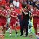 Kartu Merah Gravenberch jadi Titik Balik Liverpool Dihajar Man City — Pelatih Liverpool Andoni Iraola memberi instruksi di pinggir lapangan saat melawan Manchester City