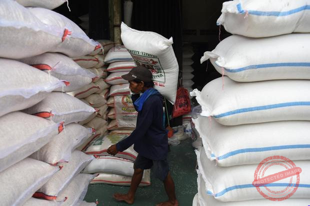 Bulog Gelontorkan 300 Ribu Beras Premium untuk Tekan Harga — Direktur Utama Bulog Ahmad Rizal Ramdhani memberikan keterangan pers di Jakarta