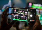Proyeksi IHSG Kamis 15 Oktober: Investor Pantau Data Ekonomi AS — Layar digital menampilkan pergerakan indeks harga saham gabungan di bursa efek