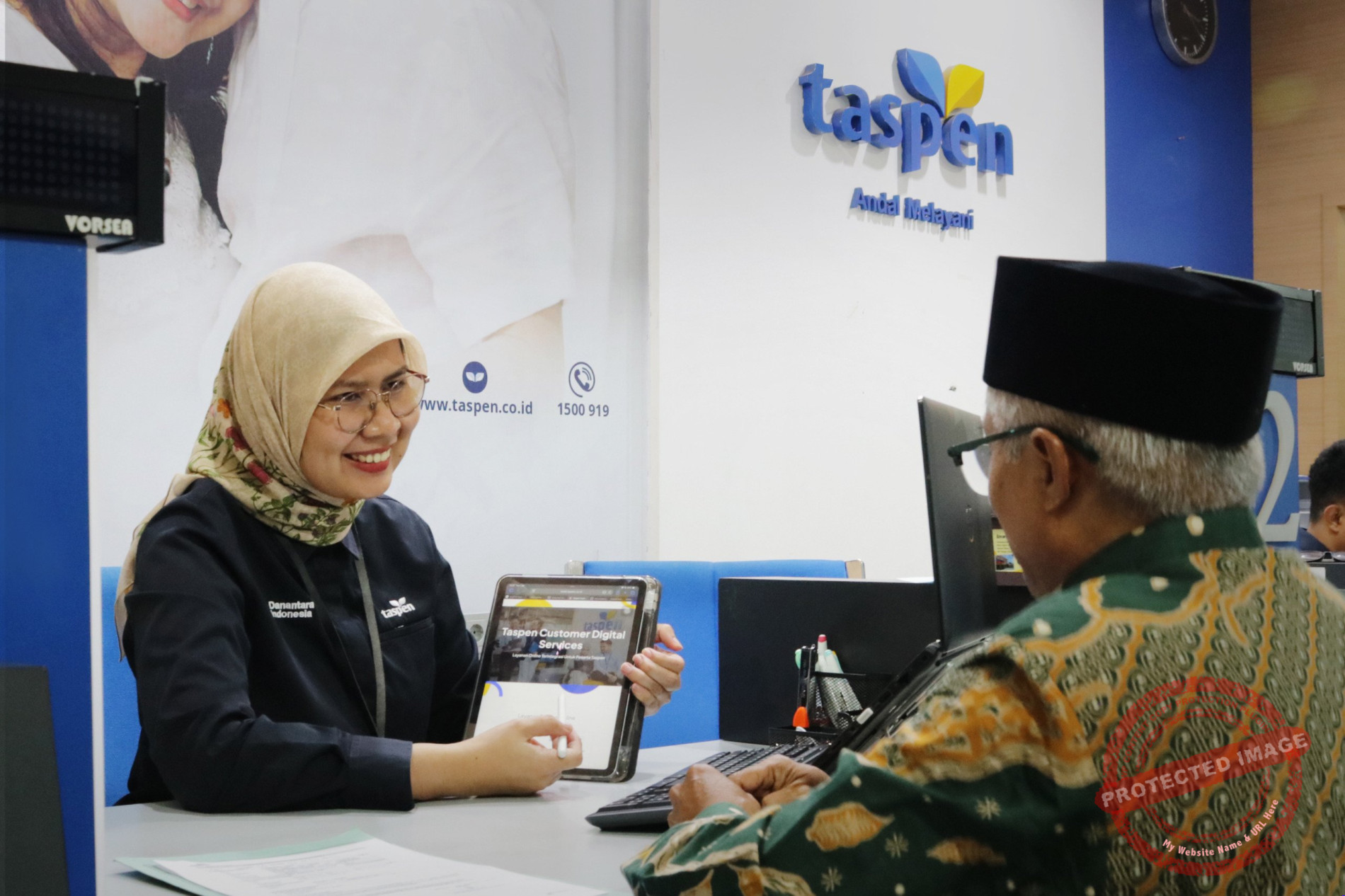 Layanan Pensiun TASPEN Raih Predikat Sangat Puas dari Kemenkeu — Ilustrasi layanan pensiun TASPEN dengan sentuhan digital dan dokumen resmi