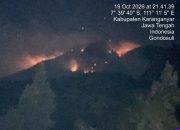 Kebakaran Gunung Lawu Hanguskan 230 Hektare — Ilustrasi kebakaran hutan di lereng Gunung Lawu dengan asap tebal dan titik api terlihat di area lahan terbakar