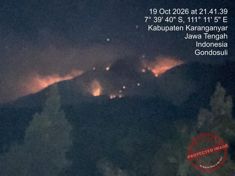 Kebakaran Gunung Lawu Hanguskan 230 Hektare — Ilustrasi kebakaran hutan di lereng Gunung Lawu dengan asap tebal dan titik api terlihat di area lahan terbakar