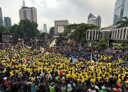 Pengamanan Demo 20 Oktober: Polisi Jaga Stasiun hingga Gerbang Tol — Polisi berseragam berjaga di kawasan stasiun dan gerbang tol untuk mengantisipasi mobilisasi massa saat demo 20 Oktober.
