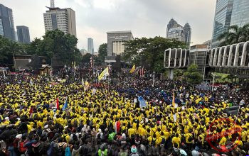 Pengamanan Demo 20 Oktober: Polisi Jaga Stasiun hingga Gerbang Tol — Polisi berseragam berjaga di kawasan stasiun dan gerbang tol untuk mengantisipasi mobilisasi massa saat demo 20 Oktober.