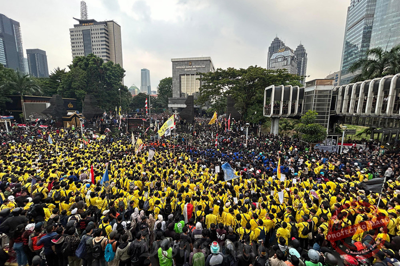Pengamanan Demo 20 Oktober: Polisi Jaga Stasiun hingga Gerbang Tol — Polisi berseragam berjaga di kawasan stasiun dan gerbang tol untuk mengantisipasi mobilisasi massa saat demo 20 Oktober.