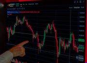Trading Halt: Arti — Ilustrasi grafik IHSG menurun tajam memicu penghentian sementara perdagangan di Bursa Efek Indonesia