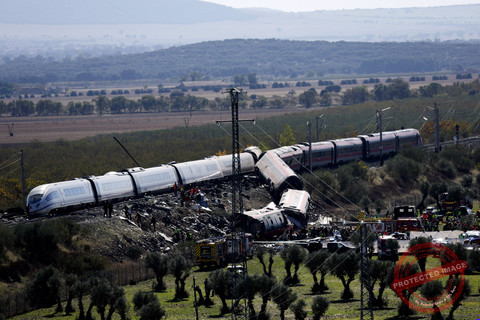 Tabrakan Kereta Cepat Spanyol Tewaskan 68 Orang — Petugas darurat di lokasi tabrakan dua kereta cepat di Castilla-La Mancha, Spanyol selatan