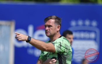 Kabar Baik Persib vs Persik: Beckham Putra Siap Main — Pelatih Persib Igor Tolic memantau latihan pemain jelang laga melawan Persik Kediri di Stadion Si Jalak Harupat