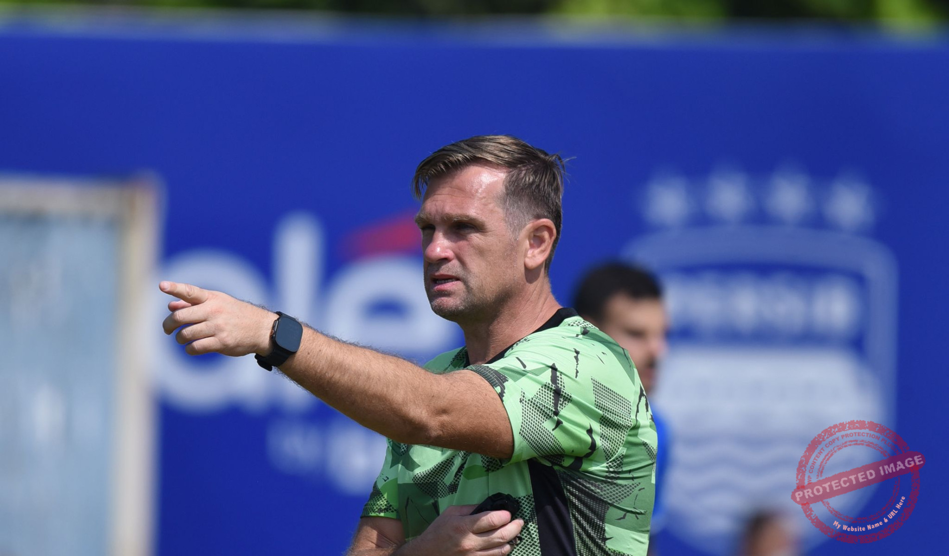 Kabar Baik Persib vs Persik: Beckham Putra Siap Main — Pelatih Persib Igor Tolic memantau latihan pemain jelang laga melawan Persik Kediri di Stadion Si Jalak Harupat