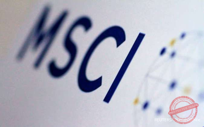 Dampak Penurunan Klasifikasi Pasar Saham RI ke Industri Keuangan Nonbank — Ilustrasi grafik pasar saham dengan latar gedung perkantoran dan teks MSCI, menggambarkan dampak penurunan klasifikasi pasar saham Indonesia.