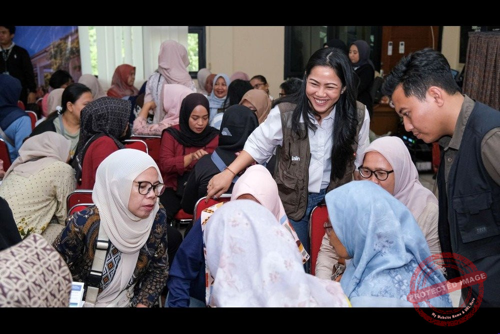 Literasi Keamanan Digital untuk Perempuan Pelaku UMKM dari Jalin — Perempuan pelaku UMKM mengikuti edukasi keamanan transaksi digital dalam Gerakan Ibu Cek Dulu di Kelurahan Susukan, Ciracas, Jakarta Timur.