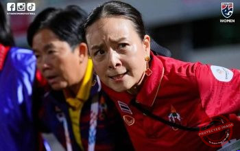 Madam Pang Buka Suara soal Brunei Gantikan Bahrain Lawan Timnas Indonesia — Ilustrasi sepak bola dengan latar stadion dan bendera Thailand serta Brunei