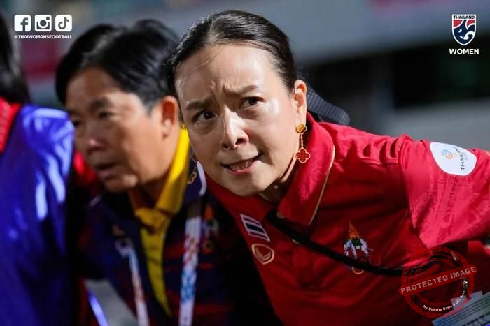 Madam Pang Buka Suara soal Brunei Gantikan Bahrain Lawan Timnas Indonesia — Ilustrasi sepak bola dengan latar stadion dan bendera Thailand serta Brunei