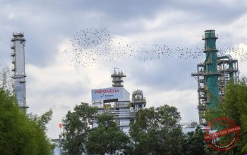 Biaya Logistik Jadi Kendala RI Alihkan Impor BBM dari Singapura — Ilustrasi kilang minyak dan kapal tanker pengangkut BBM di perairan Indonesia
