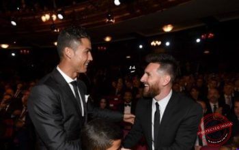 Pesan Ronaldo untuk Messi usai Pensiun dari Timnas Argentina — Cristiano Ronaldo dan Lionel Messi dalam momen penghormatan usai Messi pensiun dari Timnas Argentina
