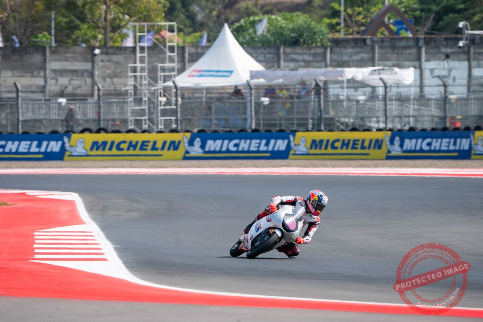 Grid Moto3 Indonesia 2026: Hakim Danish Start Terakhir — Pembalap Moto3 Hakim Danish memacu motornya di Sirkuit Mandalika