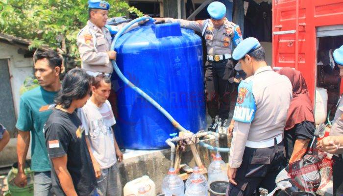 Bakti Sosial Propam Polri, Lima Truk Air Bersih Disalurkan untuk Warga Terdampak Kemarau di Kudus