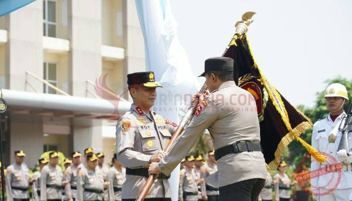 Serah Terima Pataka Maneka Tunggal Dharma Jadi Simbol Pergantian Kapolda Jateng dari Irjen Pol Ribut Hari Wibowo kepada Irjen Pol Roy Hardi Siahaan
