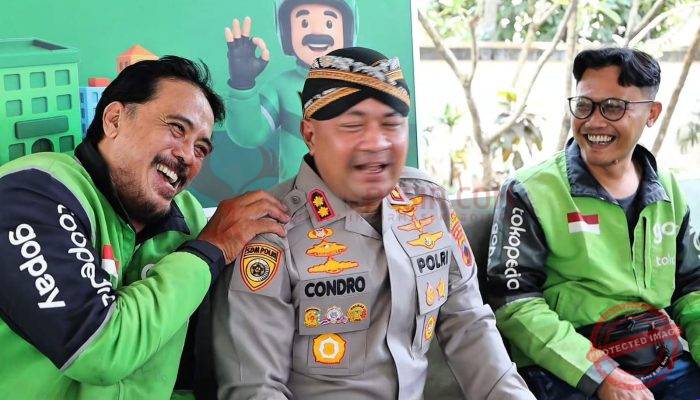 Momen Akrab Kapolresta Surakarta AKBP Condro Bareng Ojol di Solo, Guyonan hingga Bagi Sembako
