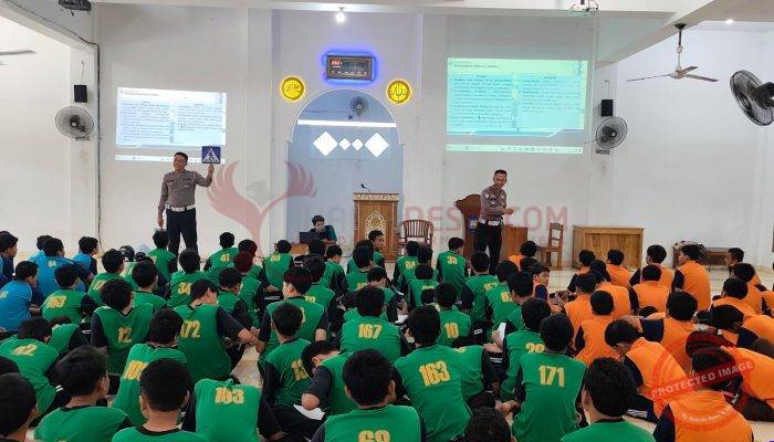 Satlantas Polres Sragen Bekali Siswa SMP MTA Gemolong Edukasi Lalu Lintas dan Bahaya Bullying