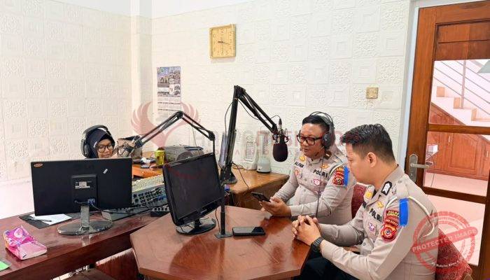 Polres Kuningan Gencarkan Edukasi Tertib Berlalu Lintas Melalui Talkshow Radio dalam Operasi Patuh Lodaya 2026