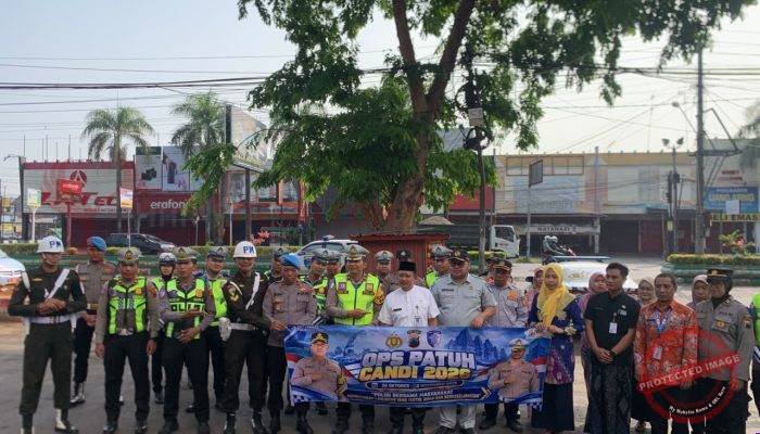 Operasi Patuh Candi 2026, Satlantas Polresta Pati Bagikan Helm dan Souvenir kepada Pengguna Jalan