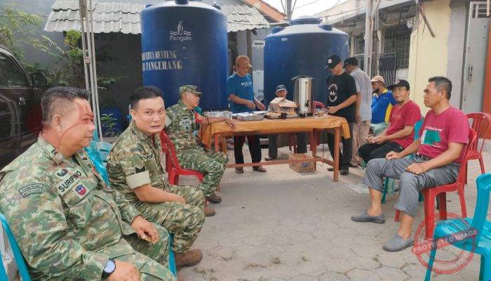 Koramil Cipondoh dan Masyarakat Bergotong Royong Bersihkan Lingkungan, Perkuat Sinergitas TNI-Rakyat