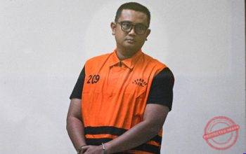 KPK OTT Bupati Klaten Hamenang Wajar Ismoyo — Bupati Klaten Hamenang Wajar Ismoyo terjaring OTT KPK, uang tunai Rp 1,9 miliar diamankan dalam tong biru