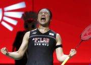 An Se-young Tetap Main di French Open 2026 Meski Cedera Achilles — An Se-young bersiap memukul kok di lapangan bulu tangkis dengan pelindung di area tumit kanan
