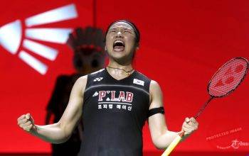 An Se-young Tetap Main di French Open 2026 Meski Cedera Achilles — An Se-young bersiap memukul kok di lapangan bulu tangkis dengan pelindung di area tumit kanan