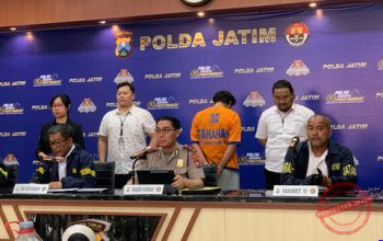 Rekonstruksi Kasus Mutilasi Madiun: Dwi Bagus Terinspirasi Film dan Minta Maaf — Tersangka Dwi Bagus Martono saat rekonstruksi kasus mutilasi di Madiun