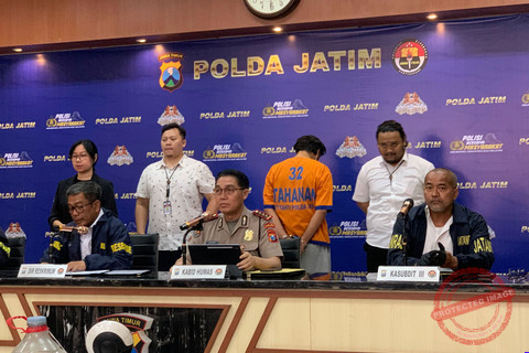 Rekonstruksi Kasus Mutilasi Madiun: Dwi Bagus Terinspirasi Film dan Minta Maaf — Tersangka Dwi Bagus Martono saat rekonstruksi kasus mutilasi di Madiun