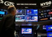 Wall Street Beragam — Papan elektronik Bursa Efek New York menampilkan pergerakan indeks Dow Jones, S&P 500, dan Nasdaq Composite