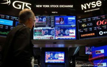 Wall Street Beragam — Papan elektronik Bursa Efek New York menampilkan pergerakan indeks Dow Jones, S&P 500, dan Nasdaq Composite