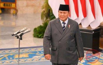 Survei Kinerja Prabowo Tinggi atau Rendah — Ilustrasi grafik hasil survei elektabilitas Prabowo Subianto dari SMRC dan PPI yang saling bertolak belakang