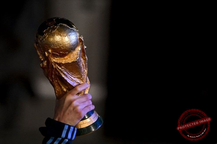 Netflix Amankan Hak Siar Piala Dunia 2030 di Spanyol — Logo Netflix dengan latar belakang grafis sepak bola Piala Dunia 2030