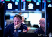 Wall Street Dibuka Melemah Tertekan Biaya Belanja AI — Papan elektronik indeks saham Wall Street menampilkan Dow Jones, S&P 500, dan Nasdaq turun saat pembukaan