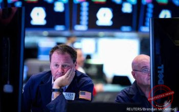 Wall Street Dibuka Melemah Tertekan Biaya Belanja AI — Papan elektronik indeks saham Wall Street menampilkan Dow Jones, S&P 500, dan Nasdaq turun saat pembukaan