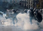 Demo Biaya Hidup Tinggi di Belgia Ricuh — Polisi Belgia menembakkan gas air mata ke arah pengunjuk rasa saat demo biaya hidup tinggi di Brussel ricuh