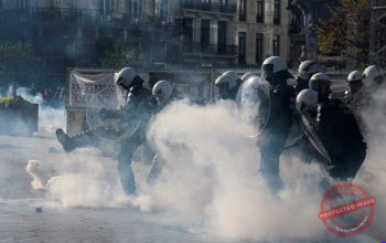 Demo Biaya Hidup Tinggi di Belgia Ricuh — Polisi Belgia menembakkan gas air mata ke arah pengunjuk rasa saat demo biaya hidup tinggi di Brussel ricuh