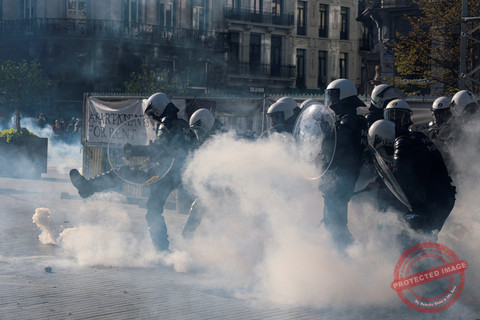 Demo Biaya Hidup Tinggi di Belgia Ricuh — Polisi Belgia menembakkan gas air mata ke arah pengunjuk rasa saat demo biaya hidup tinggi di Brussel ricuh